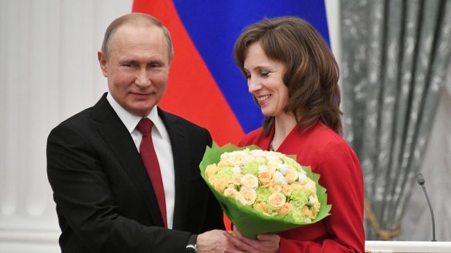 Президент РФ Владимир Путин и кандидат биологических наук Марина Ширманова на церемонии вручения президентских премий в области науки Президент РФ Владимир Путин и кандидат биологических наук Марина Ширманова на церемонии вручения президентских премий в области науки