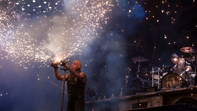 Солист немецкой группы Rammstein Тиль Линдеманн выступает на фестивале Рок над Волгой Солист немецкой группы Rammstein Тиль Линдеманн выступает на фестивале Рок над Волгой