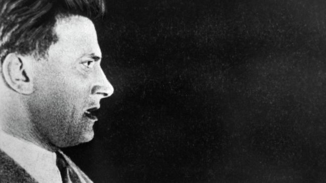 Поэт Владимир Владимирович Маяковский (1893-1930) на трибуне Поэт Владимир Владимирович Маяковский (1893-1930) на трибуне