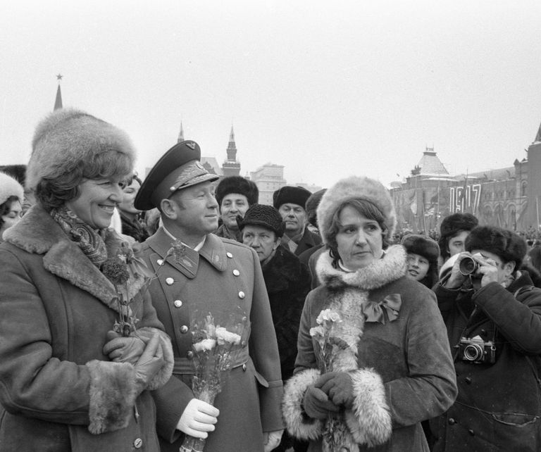 Летчик-космонавт Алексей Леонов и дикторы Нонна Бодрова и Валентина Леонтьева Летчик-космонавт Алексей Леонов и дикторы Нонна Бодрова и Валентина Леонтьева