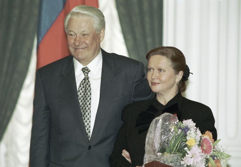 Президент РФ Борис Ельцин и актриса Наталья Гундарева Президент РФ Борис Ельцин и актриса Наталья Гундарева