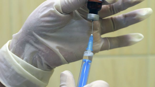 Врач готовит инъекцию Врач готовит инъекцию