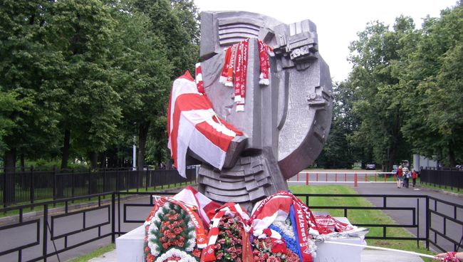 Памятник Погибшим на стадионах мира в Лужниках Памятник Погибшим на стадионах мира в Лужниках