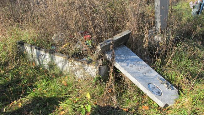 Разрушенные надгробия на кладбище в городе Невьянск Разрушенные надгробия на кладбище в городе Невьянск