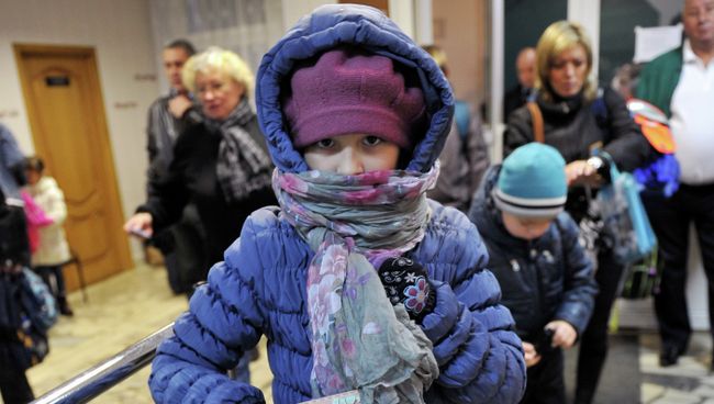 Турникеты у входа в школу. Архивное фото Турникеты у входа в школу. Архивное фото