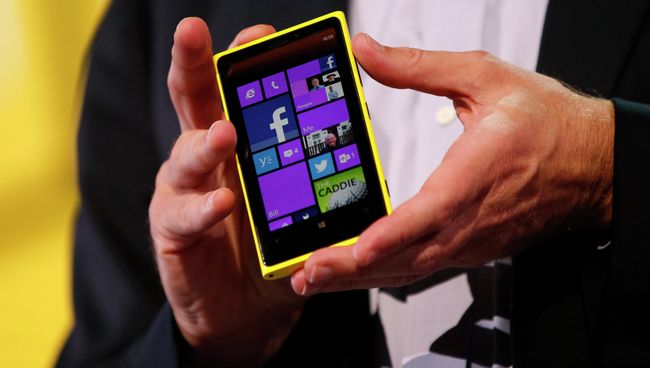 Гендиректор Microsoft Стив Балмер демонстрирует телефон Nokia с новой мобильной платформой Windows Phone 8 Гендиректор Microsoft Стив Балмер демонстрирует телефон Nokia с новой мобильной платформой Windows Phone 8