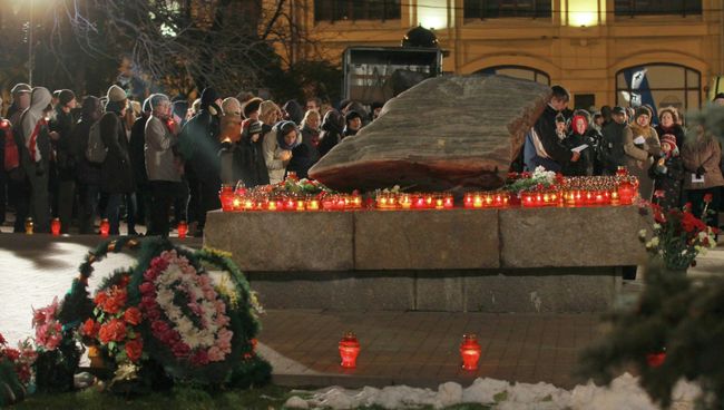 Акция Возвращение имен у Соловецкого камня в Москве