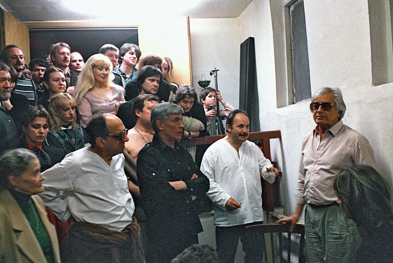 Режиссёр Юрий Любимов (справа) среди артистов театра