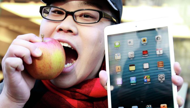 Один из первых покупателей iPad mini в Токио