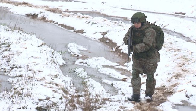 Разведчики в экипировке солдата будущего атаковали условного противника Разведчики в экипировке солдата будущего атаковали условного противника