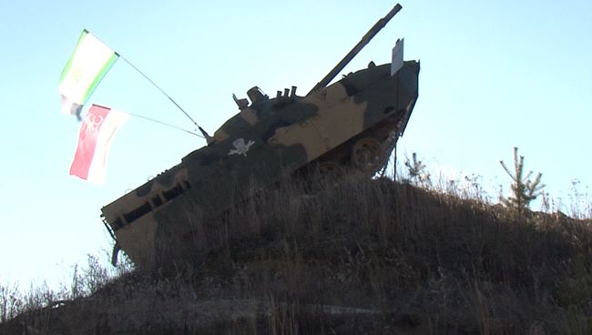 Боевая машина БМД-4М делает свечку, отжимается и плавает Боевая машина БМД-4М делает свечку, отжимается и плавает