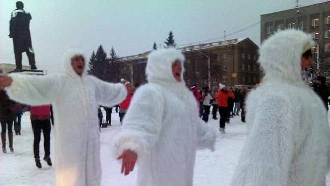 Студенты устроили массовый танец в день рождения йети в Кузбассе