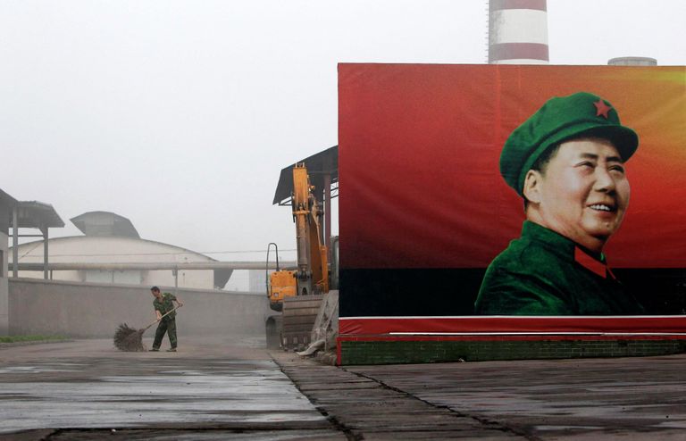 Рабочий убирает возле плаката Мао Цзэдуна на тепловой электростанции Nanjie Cun Group Рабочий убирает возле плаката Мао Цзэдуна на тепловой электростанции Nanjie Cun Group