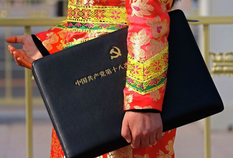 Делегат в национальном костюме на площади Тяньаньмэнь в Пекине, Китай Делегат в национальном костюме на площади Тяньаньмэнь в Пекине, Китай