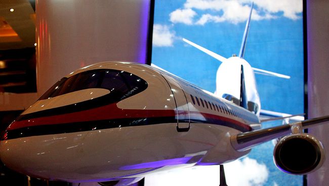 Макет самолета SSJ-100 на выставке Indo Defence 2012 в Джакарте Макет самолета SSJ-100 на выставке Indo Defence 2012 в Джакарте