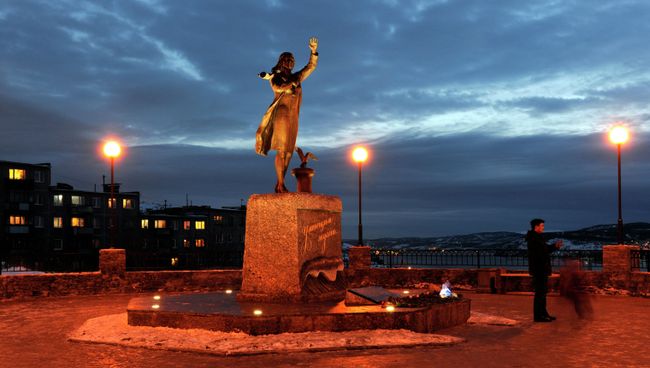 Памятник женам моряков Ждущаяв Мурманске, архивное фото Памятник женам моряков Ждущаяв Мурманске, архивное фото