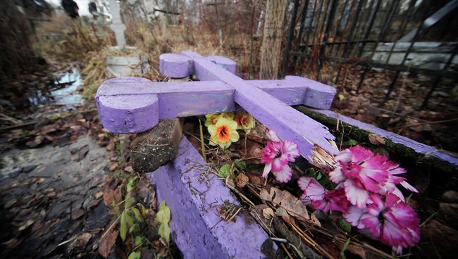 Вандалы повредили 14 крестов на Пискаревском мемориале Вандалы повредили 14 крестов на Пискаревском мемориале
