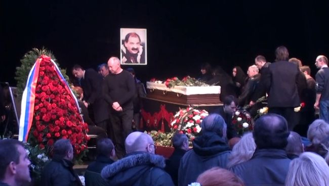 Петербуржцы стояли в очереди, чтоб проститься с Ильей Олейниковым Петербуржцы стояли в очереди, чтоб проститься с Ильей Олейниковым