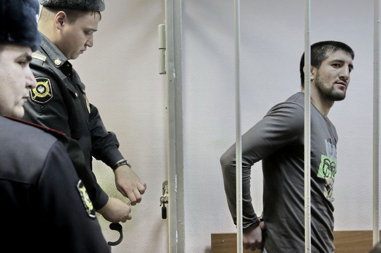 Прокурор счел необходимым смягчить обвинение Мирзаеву с умышленного причинения тяжкого вреда здоровью на причинение смерти по неосторожности Прокурор счел необходимым смягчить обвинение Мирзаеву с умышленного причинения тяжкого вреда здоровью на причинение смерти по неосторожности