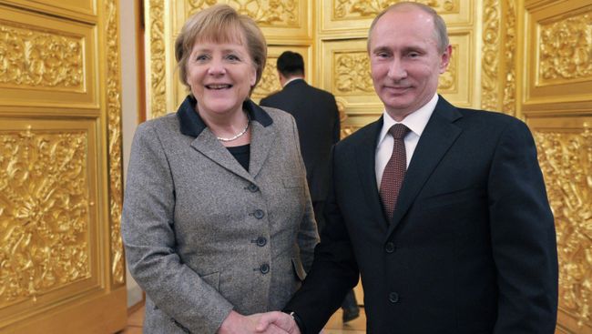 Президент РФ Владимир Путин и канцлер Германии Ангела Меркель. Архивное фото Президент РФ Владимир Путин и канцлер Германии Ангела Меркель. Архивное фото