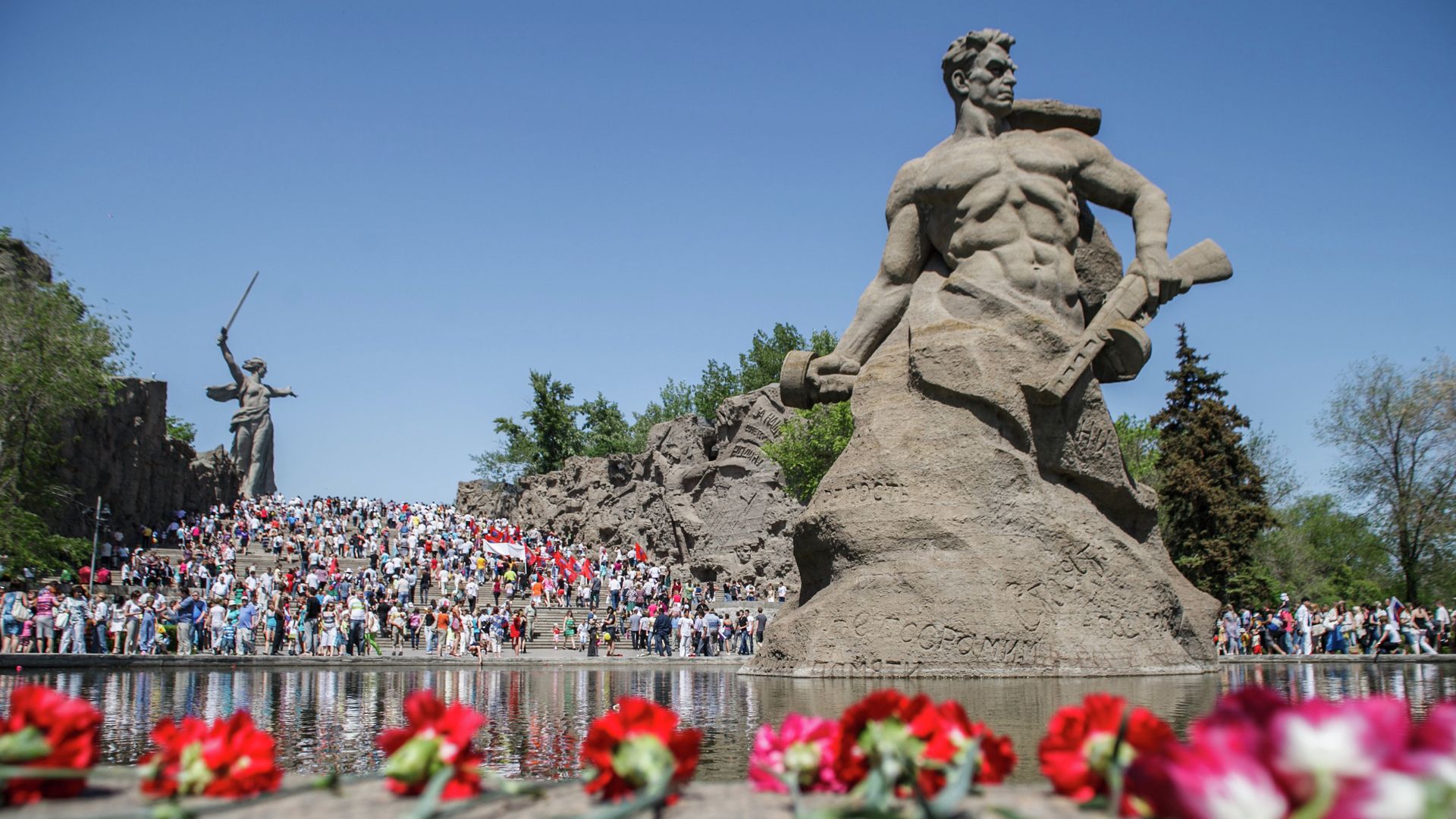 Цветы у мемориального комплекса Мамаев Курган в Волгограде Цветы у мемориального комплекса Мамаев Курган в Волгограде - РИА Новости, 1920, 22.06.2021