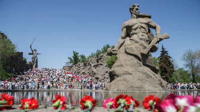 Цветы у мемориального комплекса Мамаев Курган в Волгограде Цветы у мемориального комплекса Мамаев Курган в Волгограде