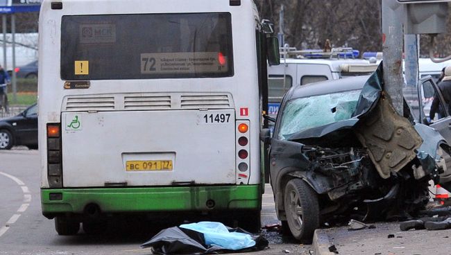 Автомобиль врезался в остановку на Онежской улице в Москве Автомобиль врезался в остановку на Онежской улице в Москве