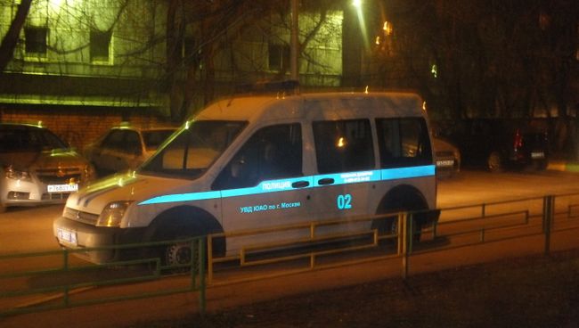 Автомобиль полиции у дома на юге Москвы, где погибли двое детей 