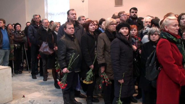 Сотни поклонников Стругацкого простились с мастером в Петербурге 