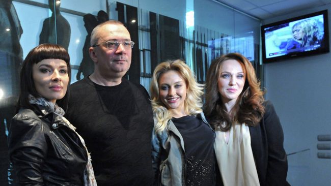 Солистки группы ВИА Гра Надежда Мейхер (Грановская) (слева), Ева Бушмина (вторая справа), Альбина Джанабаева (справа) и продюсер группы, композитор и поэт Константин Меладзе (второй слева) Солистки группы ВИА Гра Надежда Мейхер (Грановская) (слева), Ева Бушмина (вторая справа), Альбина Джанабаева (справа) и продюсер группы, композитор и поэт Константин Меладзе (второй слева)