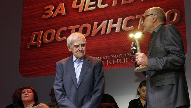 Писатель, автор романа Мой лейтенант Даниил Гранин (слева) и президент Российской государственной библиотеки Виктор Федоров Писатель, автор романа Мой лейтенант Даниил Гранин (слева) и президент Российской государственной библиотеки Виктор Федоров