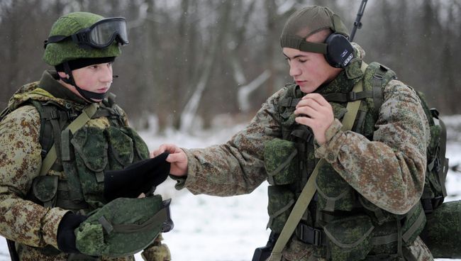 Военнослужащие демонстрируют боевую экипировку Ратник. Архивное фото Военнослужащие демонстрируют боевую экипировку Ратник. Архивное фото