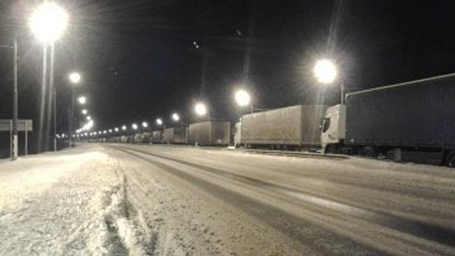 Многокилометровая пробка более суток сохраняется на трассе Россия
