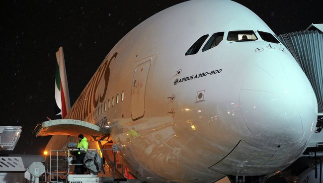 Пассажирский лайнер Airbus A380 авиакомпании Emirates на взлетно-посадочной полосе аэропорта Домодедово. Архивное фото