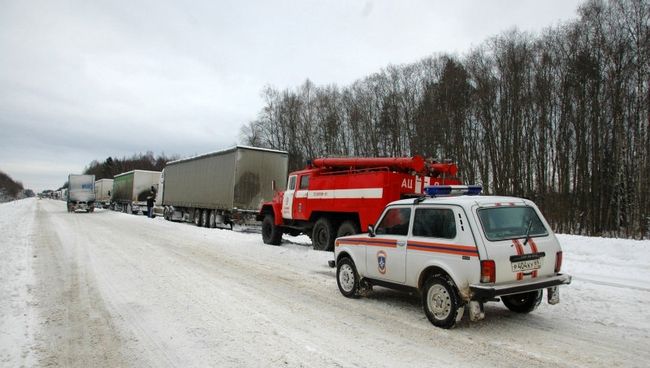 Движение по трассе М10 под Тверью было парализовано из-за обильных снегопадов Движение по трассе М10 под Тверью было парализовано из-за обильных снегопадов