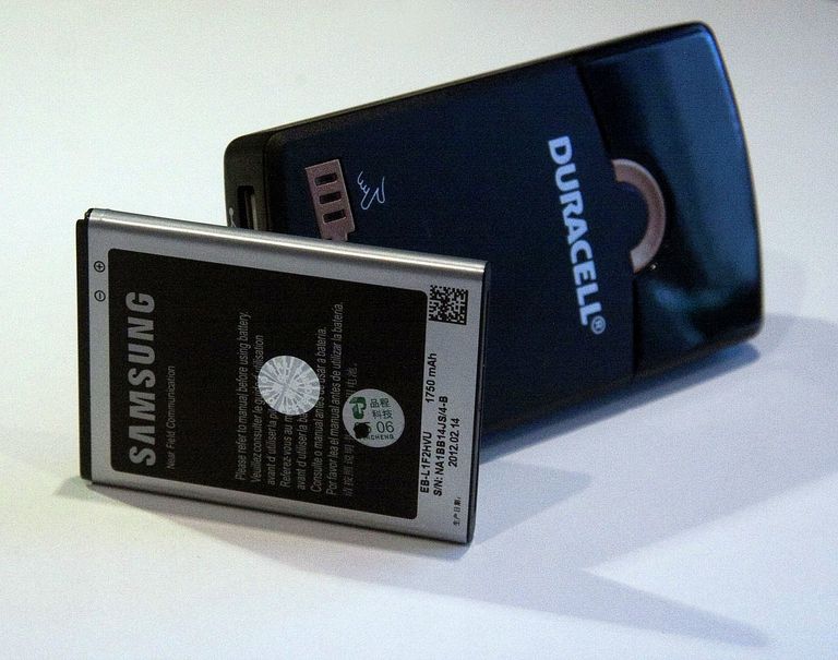 Сравнение размера аккумулятора Nexus и зарядки от Duracell Сравнение размера аккумулятора Nexus и зарядки от Duracell