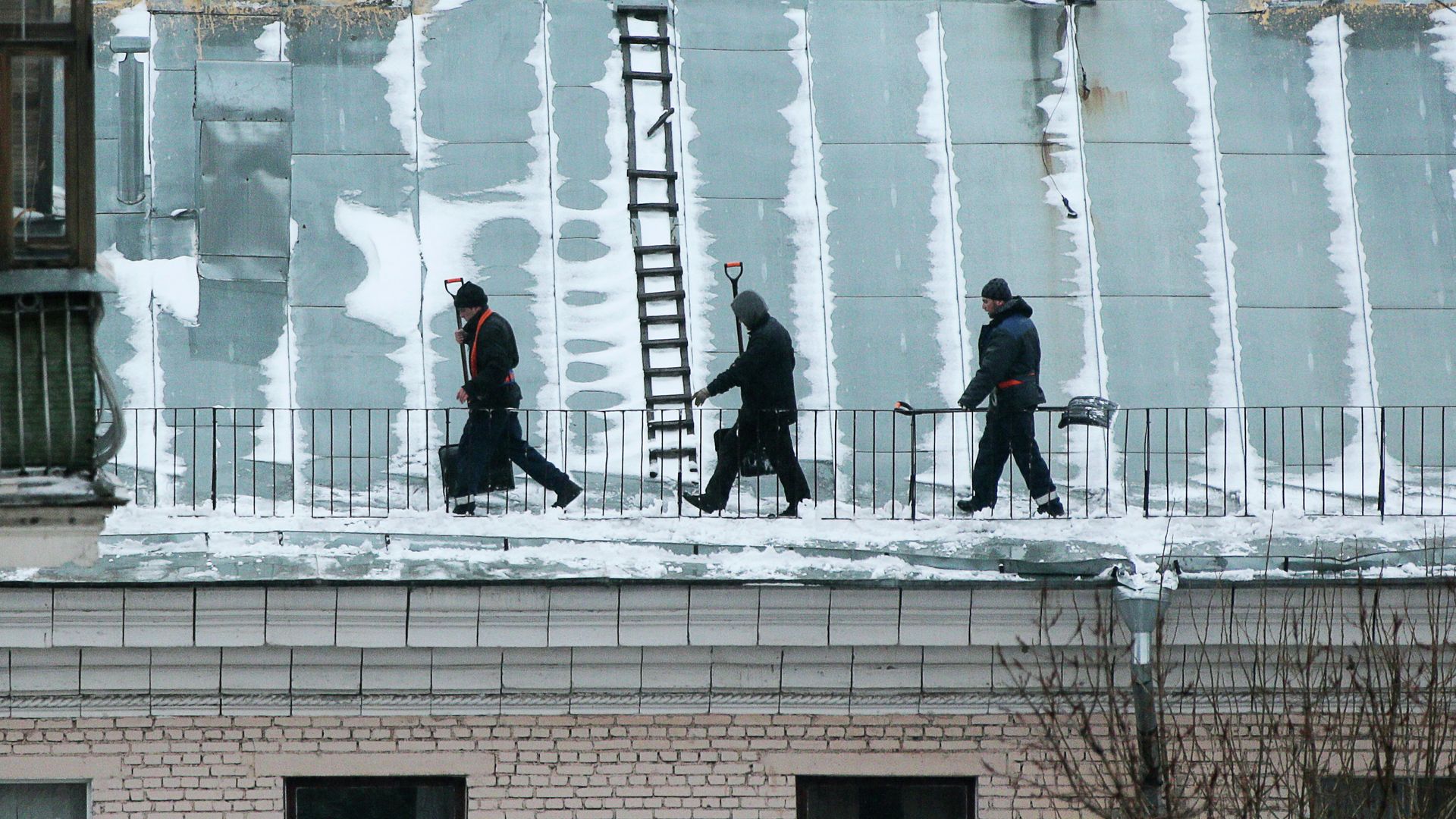 Очистка крыш от снега в Москве Очистка крыш от снега в Москве - РИА Новости, 1920, 04.03.2026