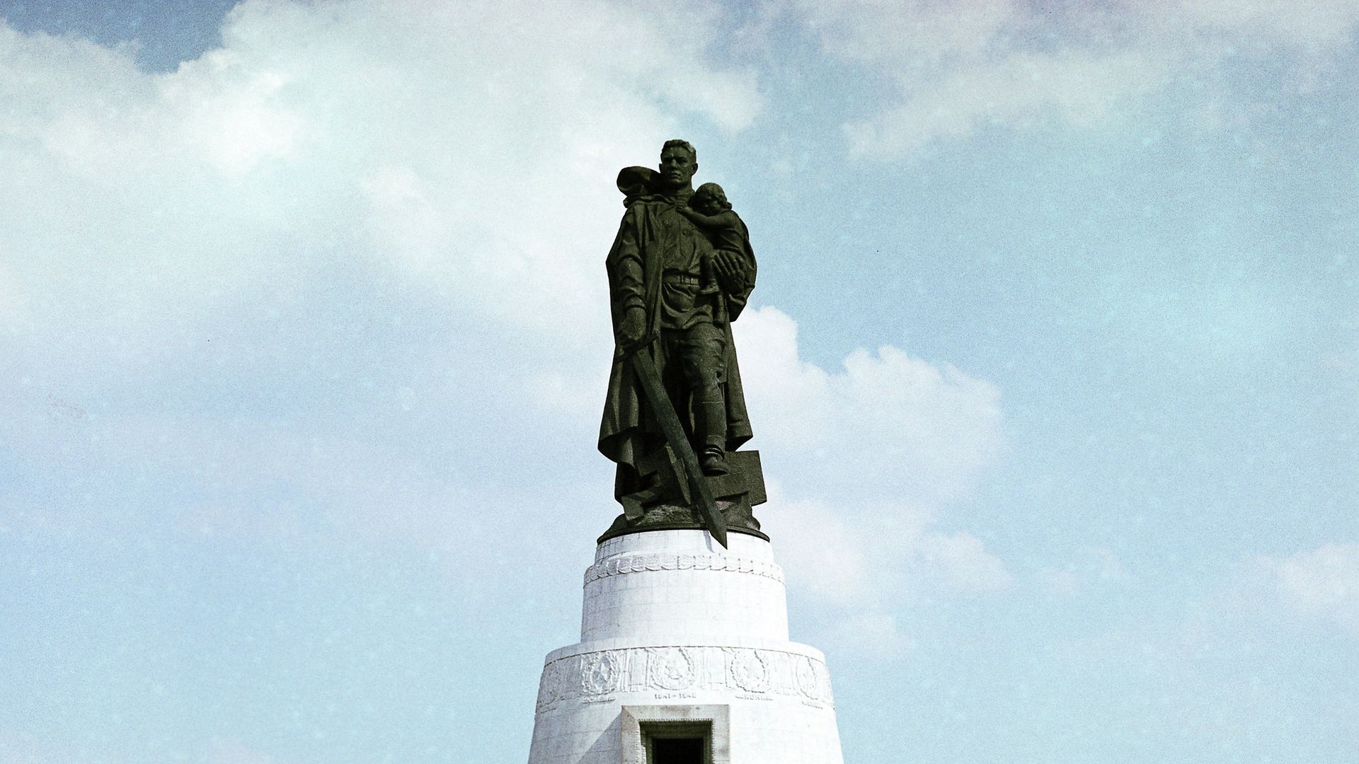 Памятник советскому воину-освободителю в Трептов-парке в Берлине Памятник советскому воину-освободителю в Трептов-парке в Берлине - РИА Новости, 1920, 27.05.2021