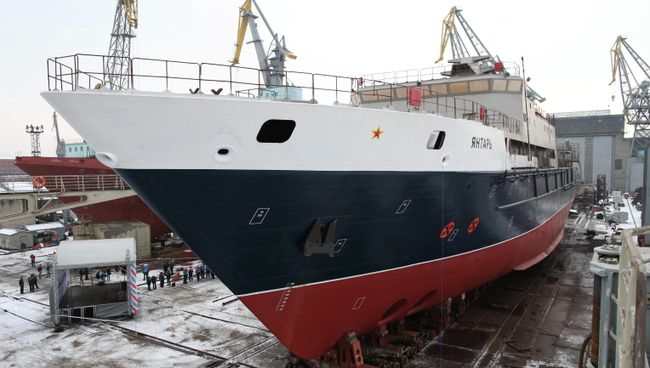 Спуск на воду океанографического судна Янтарь. Архивное фото