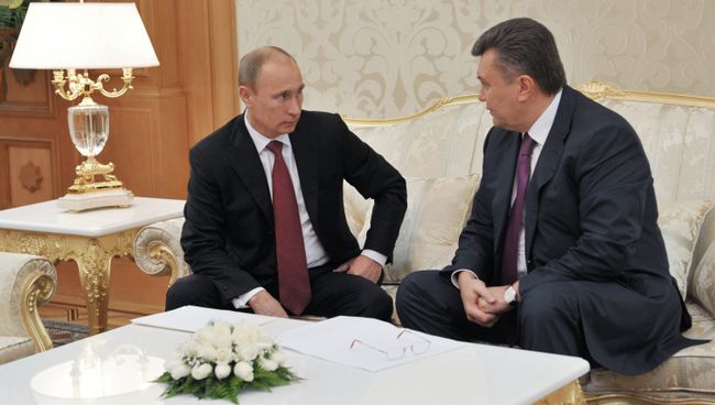 Президент России Владимир Путин (слева) и президент Украины Виктор Янукович во время встречи в Ашхабаде.