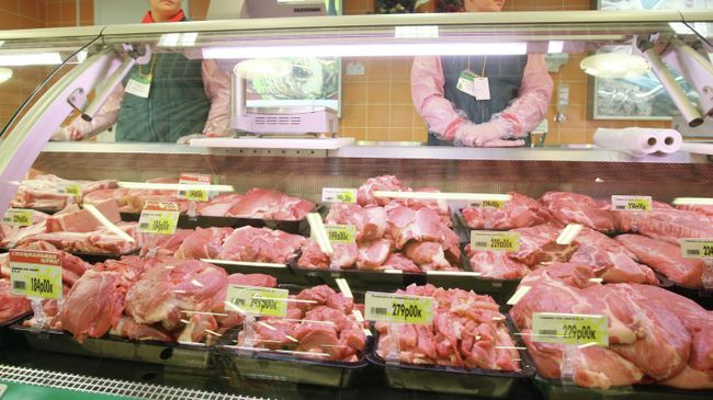 Продажа мяса и мясных продуктов в гипермаркете, архивное фото