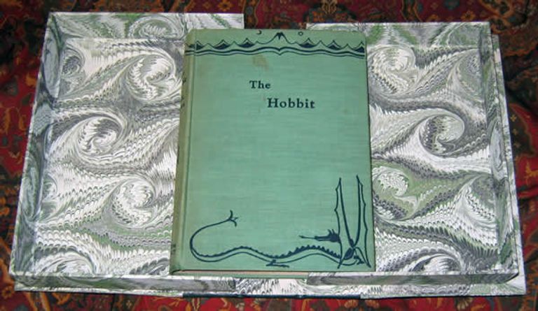 Обложка книги Джона Толкина Хоббит, или Туда и обратно, издание 1937 года Обложка книги Джона Толкина Хоббит, или Туда и обратно, издание 1937 года
