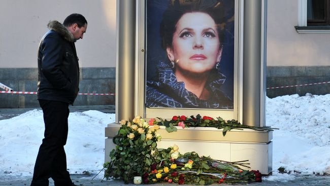 Цветы в память о народной артистке СССР Галине Вишневской