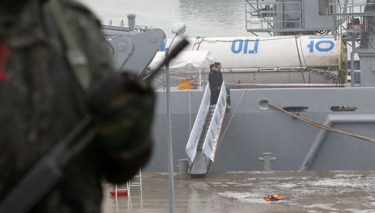 ВМС Южной Кореи подняли в море фрагмент первой ступени ракеты КНДР ВМС Южной Кореи подняли в море фрагмент первой ступени ракеты КНДР