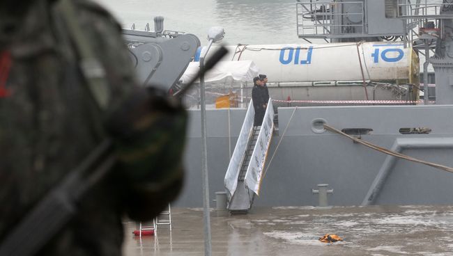 ВМС Южной Кореи подняли в море фрагмент первой ступени ракеты КНДР