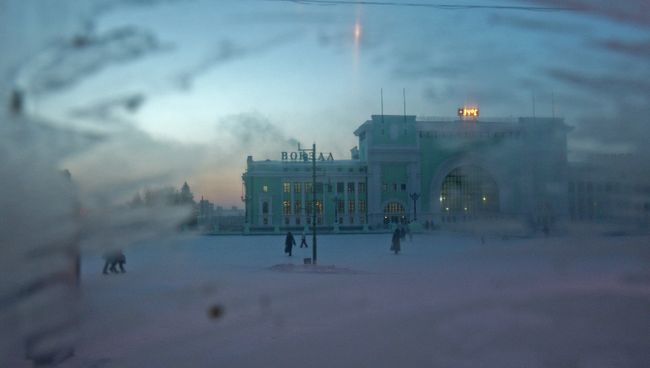 Вид на здание вокзала станции Новосибирск-Главный в Новосибирске, архивное фото Вид на здание вокзала станции Новосибирск-Главный в Новосибирске, архивное фото