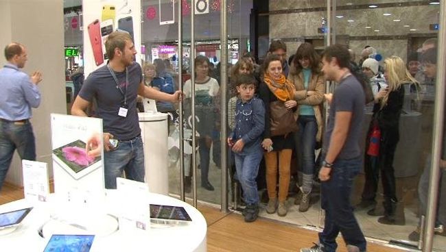 Отстоявшие очередь покупатели по сигналу ринулись в магазин за iPad mini