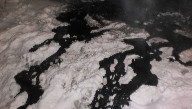 Розлив нефти. Архивное фото Розлив нефти. Архивное фото