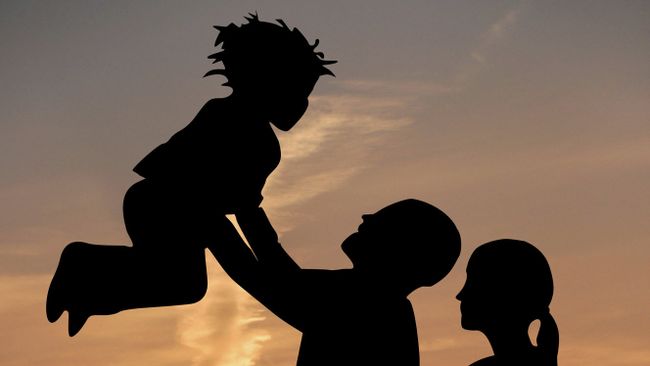Родители с ребенком. Архивное фото