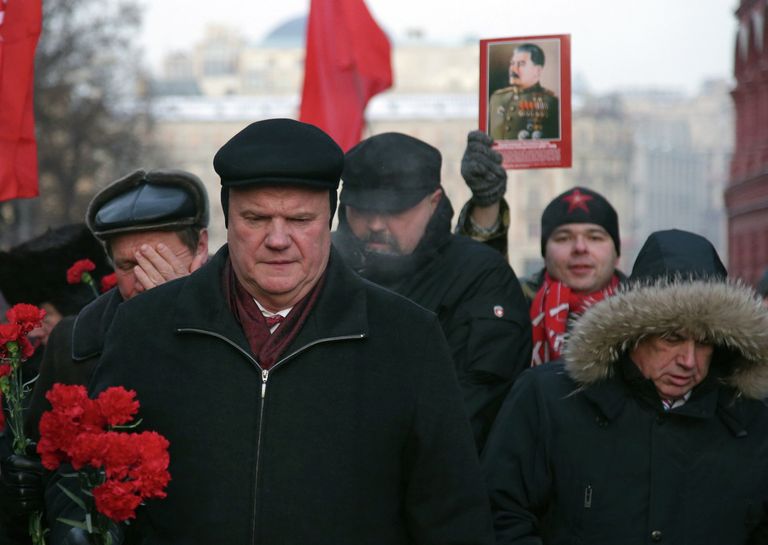 Лидер КПРФ Геннадий Зюганов во время церемонии возложения цветов к могиле Иосифа Сталина у Кремлевской стены в день 133–ей годовщины со дня его рождения 